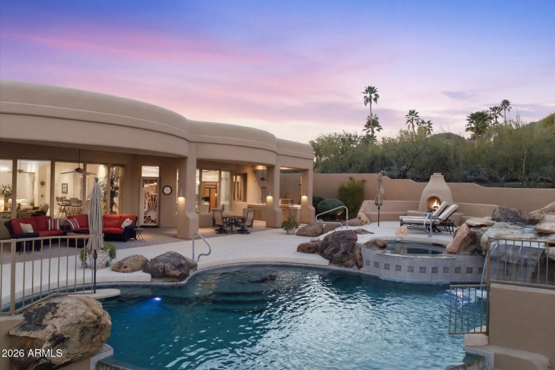 Sparkling negative edge pool