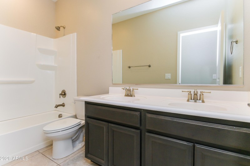 1011242.40454 W HENSLEY WAY - Bathroom