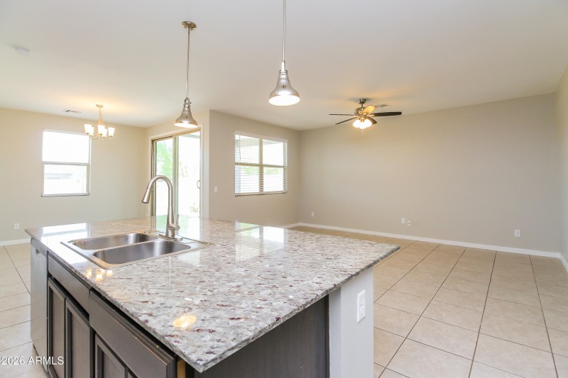 1011242.40454 W HENSLEY WAY - Breakfast