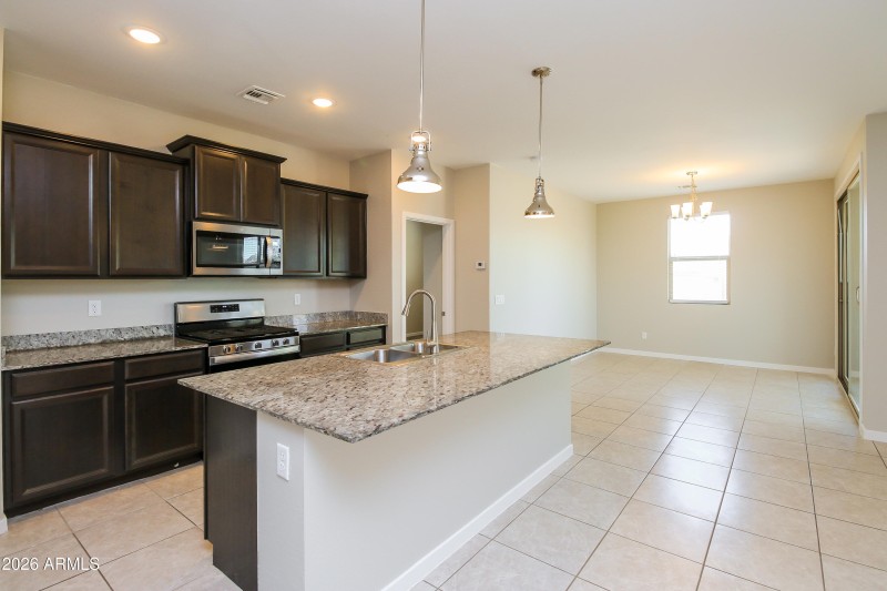 1011242.40454 W HENSLEY WAY - Breakfast