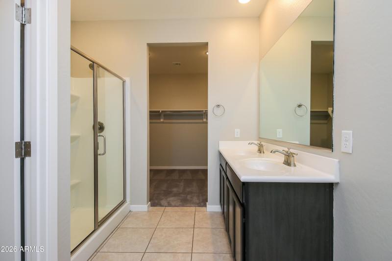 1011242.40454 W HENSLEY WAY - Main Bathr