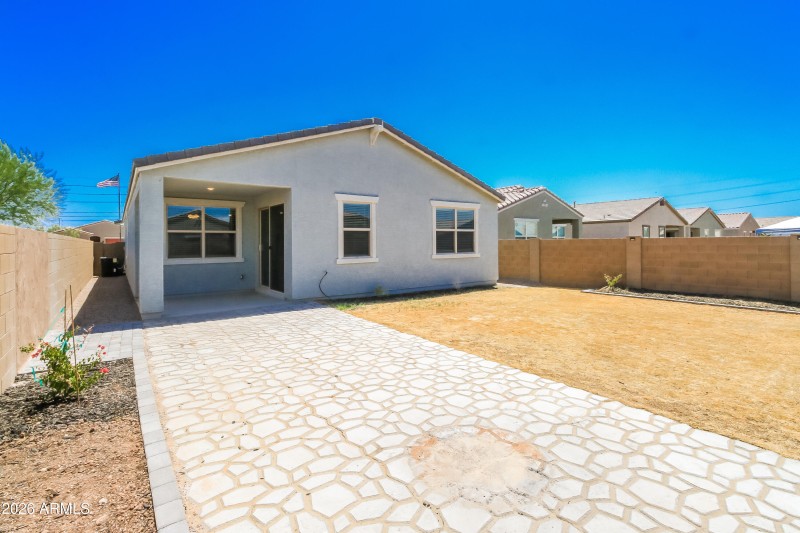 1011242.40454 W HENSLEY WAY - Rear View_