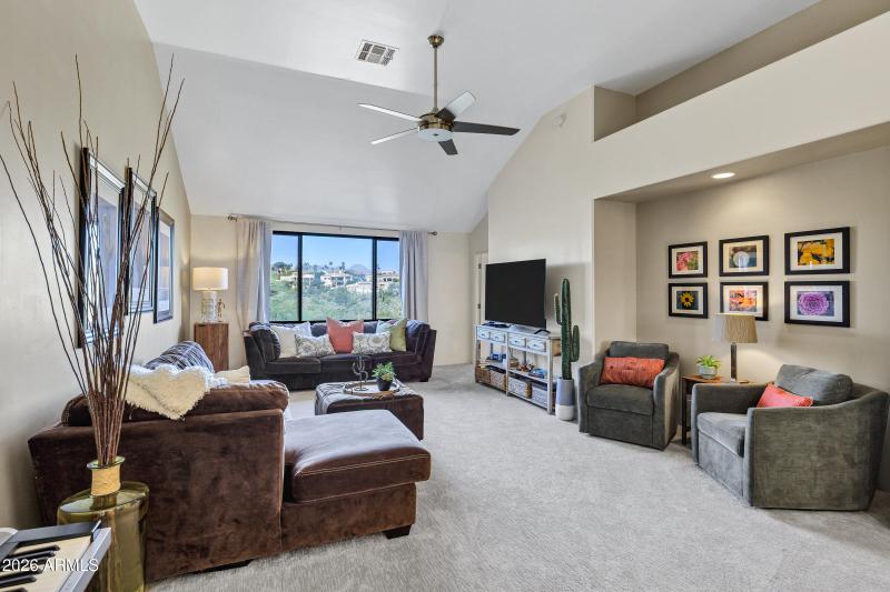 Great room w/vaulted ceilings