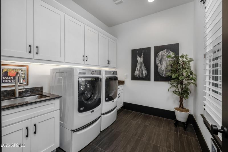 67) LAUNDRY ROOM