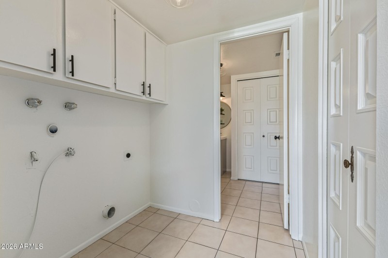 Laundry room w/ storage