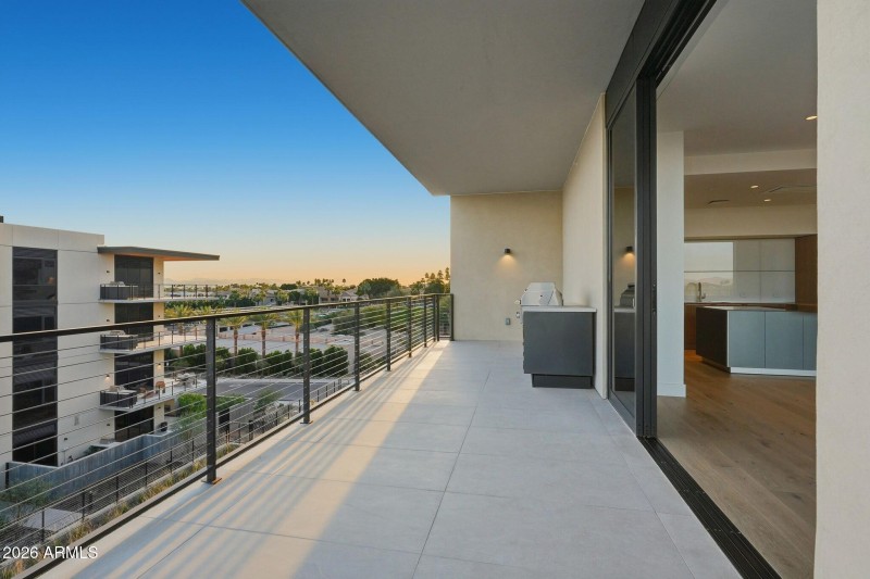 041_Balcony BBQ Views