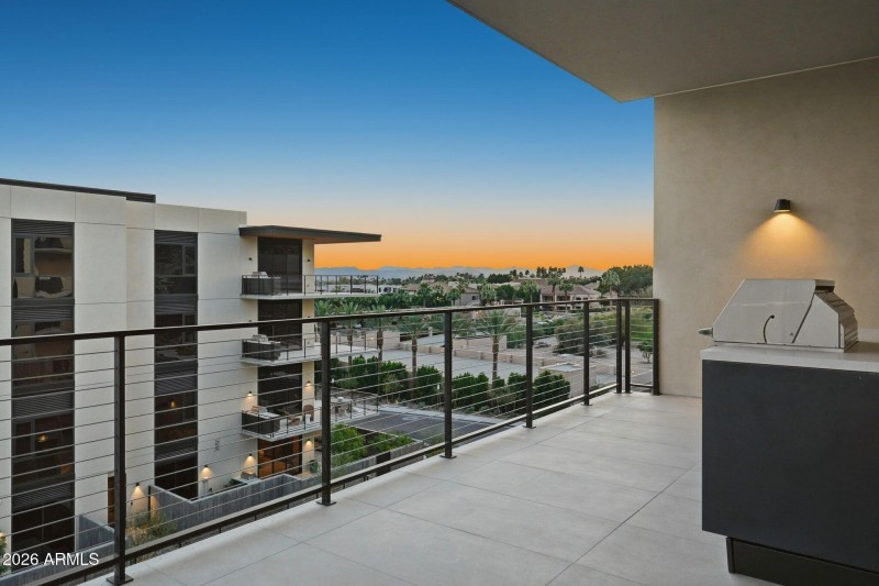 042_Balcony BBQ Views