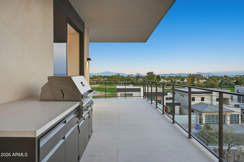 043_Balcony BBQ Views