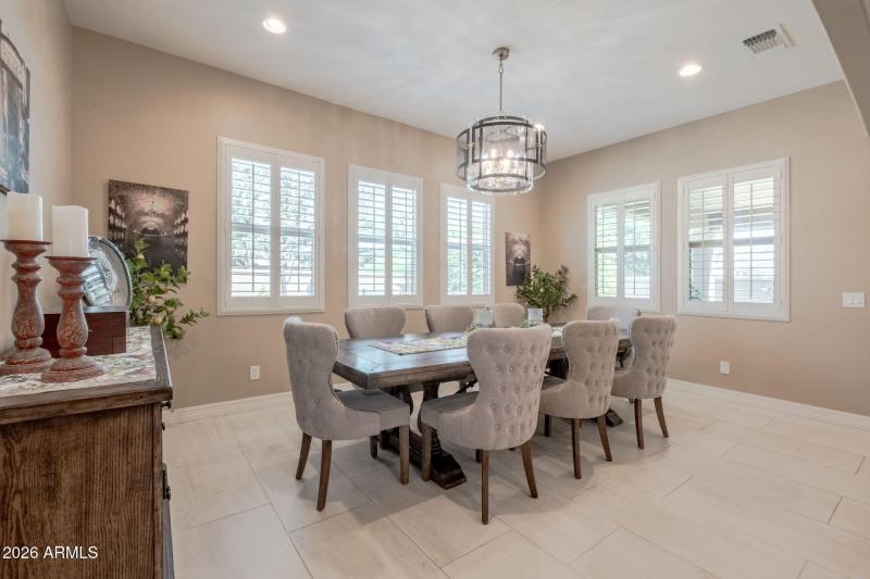 Spacious Kitchen Nook!