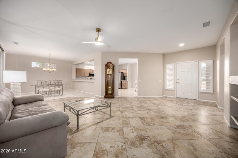 11 GR/DR Large, bright w hi ceilings