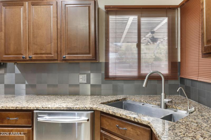 1627 E Fremont Dr-14