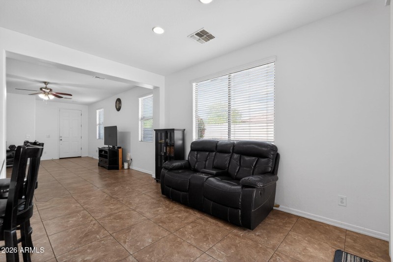 07_27327_N_54th_Ave_Phoenix_AZ_85083-Liv