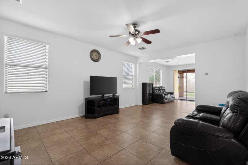 11_27327_N_54th_Ave_Phoenix_AZ_85083-Liv