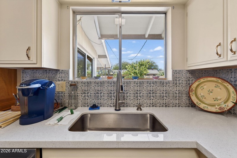 11-web-or-mls-09W Peoria Ave