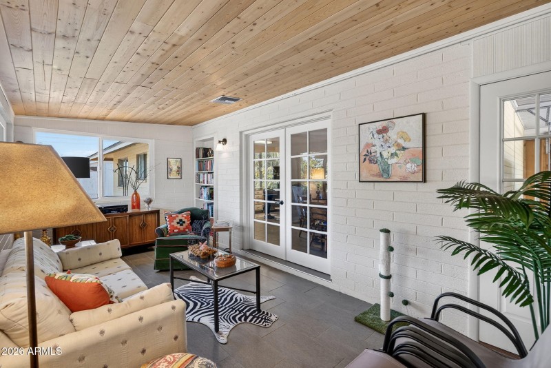 21-web-or-mls-18W Peoria Ave