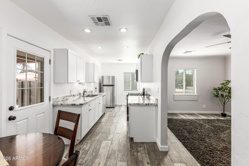 ARCHWAY SEPARATEING KITCHEN AND LIVING F