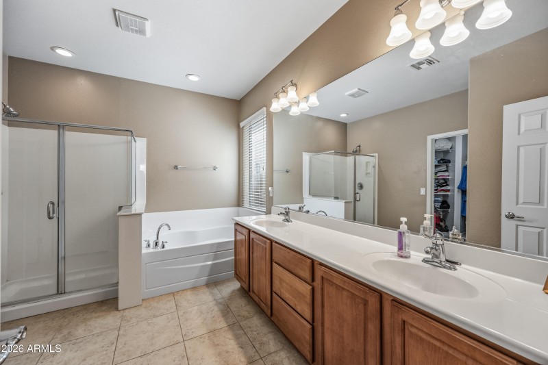 Dual sinks in primary bath