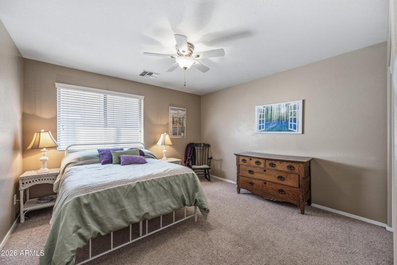 Large secondary bedroom 4