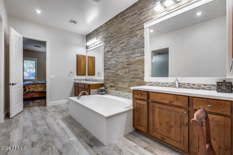 20251221160455025359000000-o