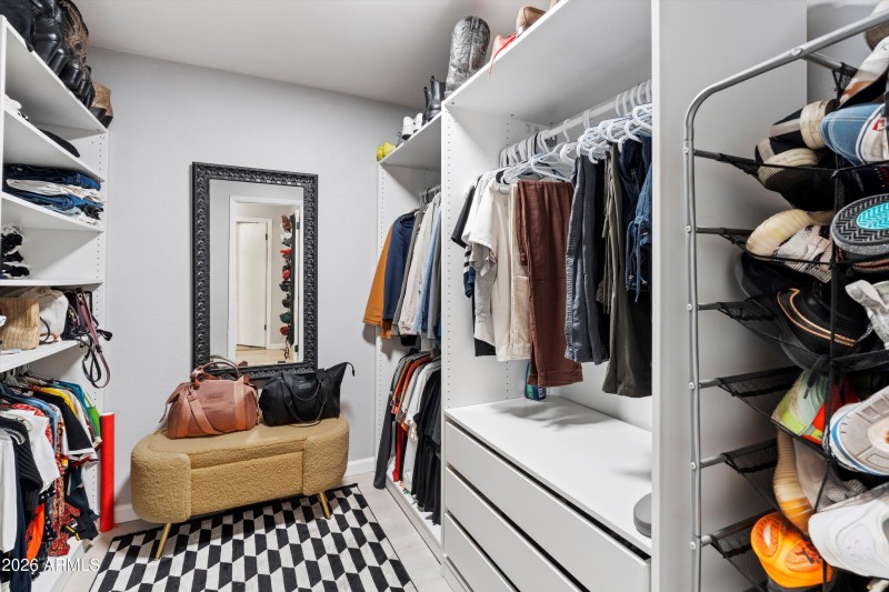 22-Walk-in Closet