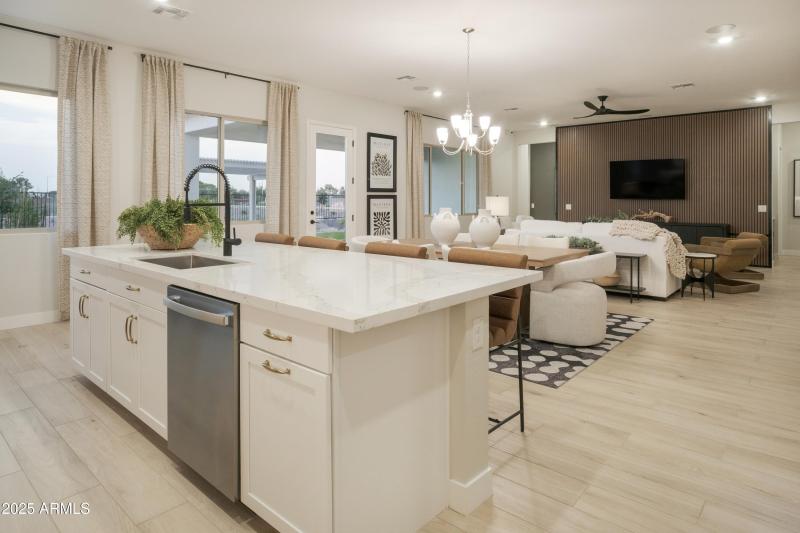 LARGE ISLAND / GREAT ROOM