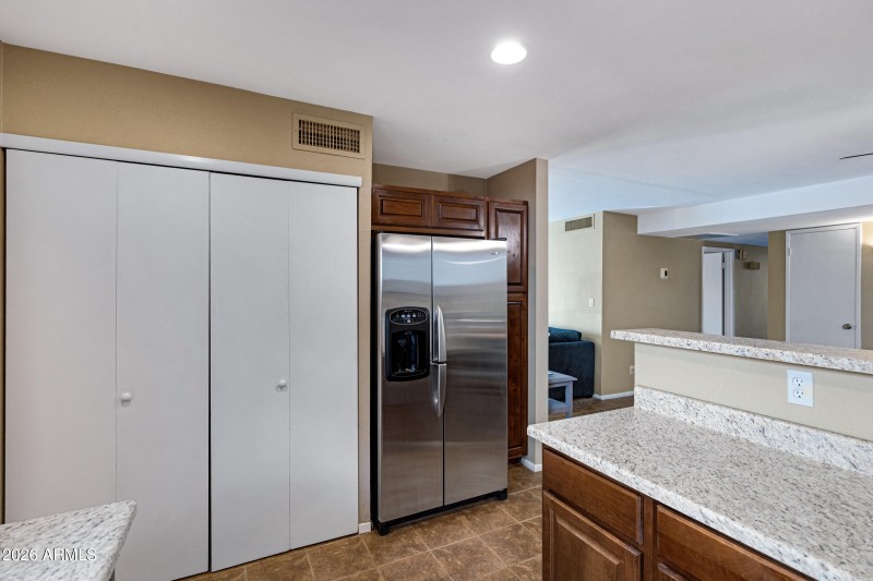 1127 W Grovers Ave-12