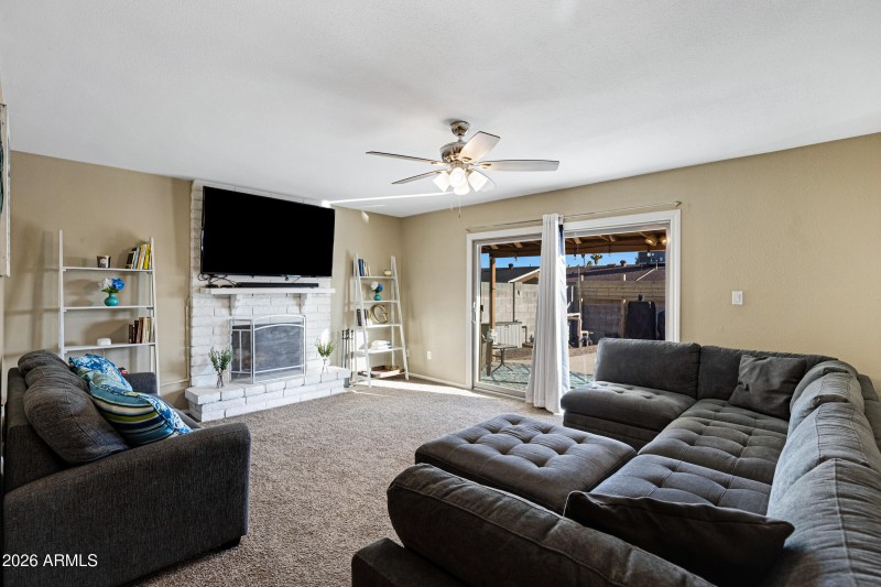 1127 W Grovers Ave-14