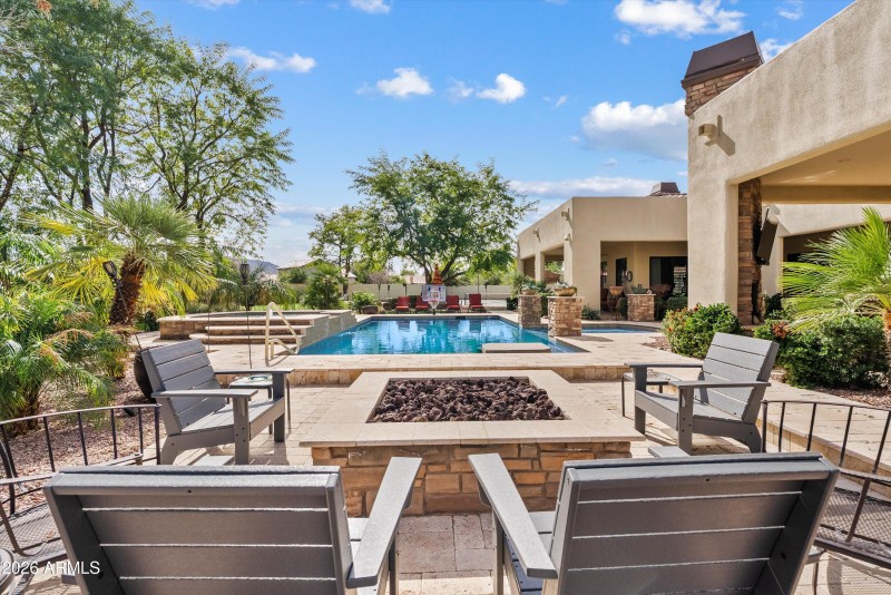 Outdoor gas fire pit