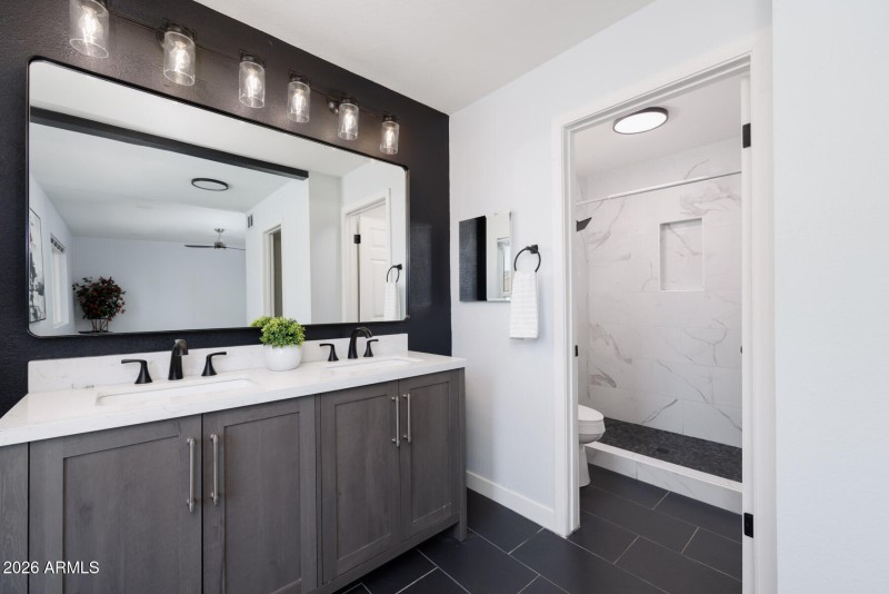 E Northshore Dr (1506)-38