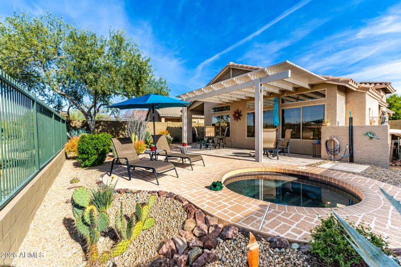 Spacious Backyark w/jacuzzi & view fence