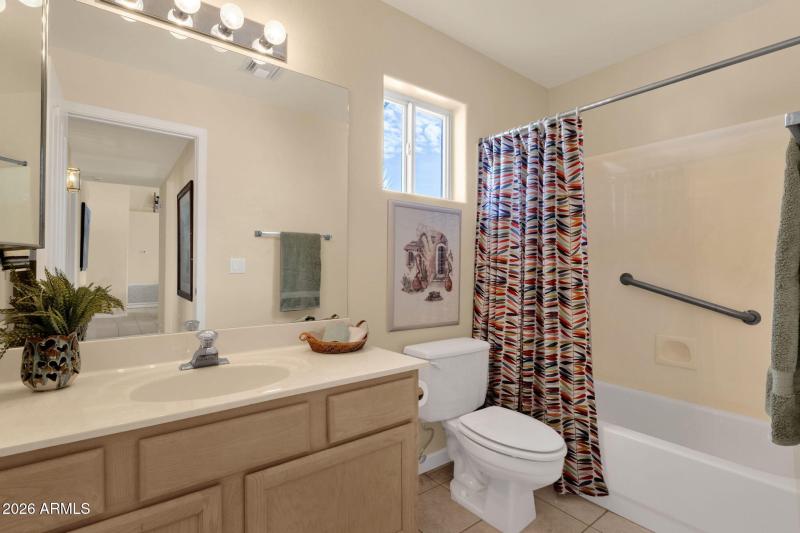 17-web-or-mls-16245-e-montrose-dr