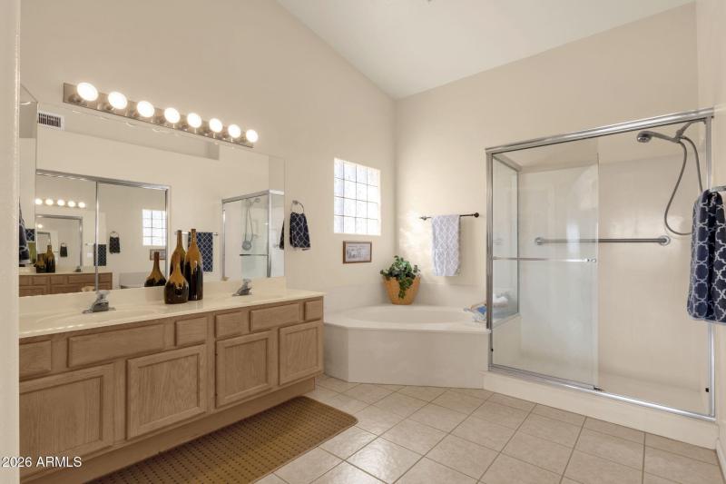 29-web-or-mls-16245-e-montrose-dr