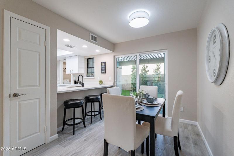 Dining & Breakfast Bar