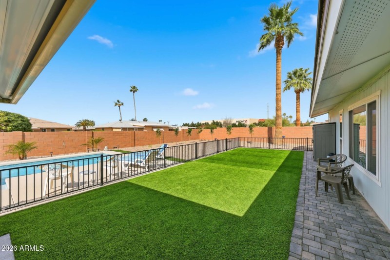 1/4 acre private lot