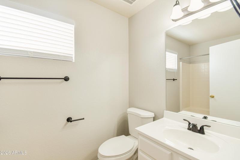 Full Guest Bath w Shower