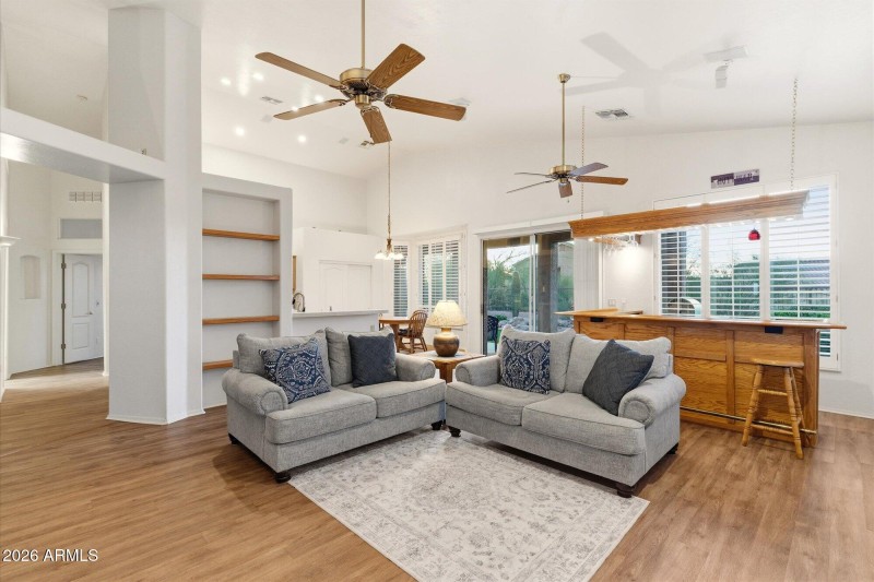 Family Room w Vaulted Ceilings