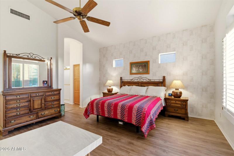 Master w Vaulted Ceilings