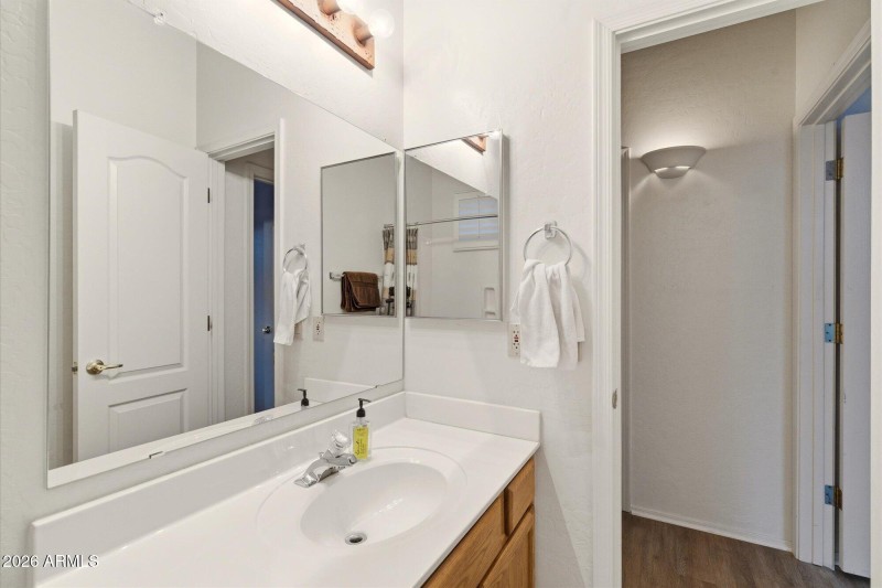 Bath Vanity w Great Mirror