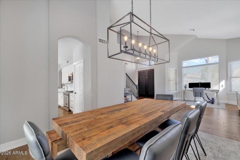 28-4111E_Molly_Ln_27