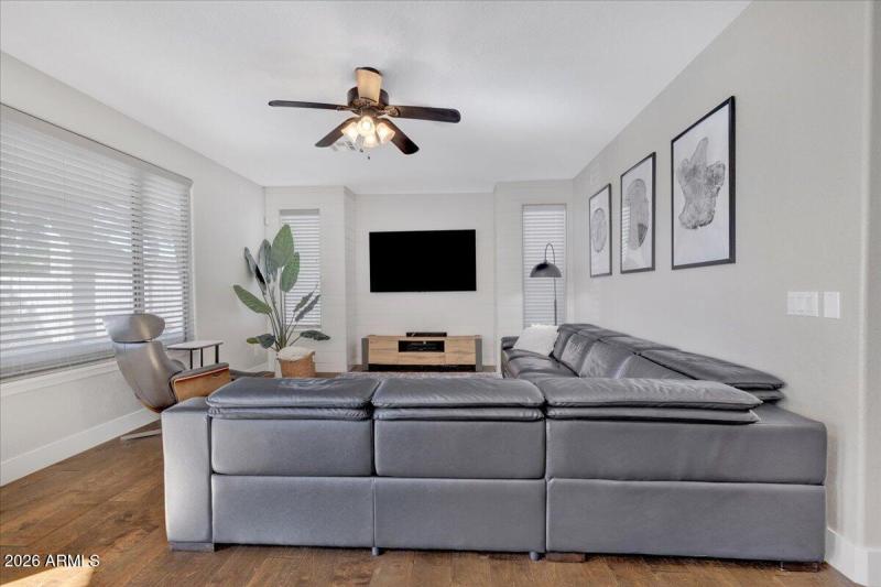 29-4111E_Molly_Ln_28