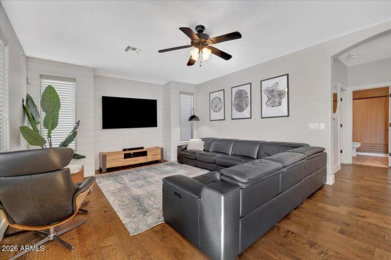 30-4111E_Molly_Ln_29