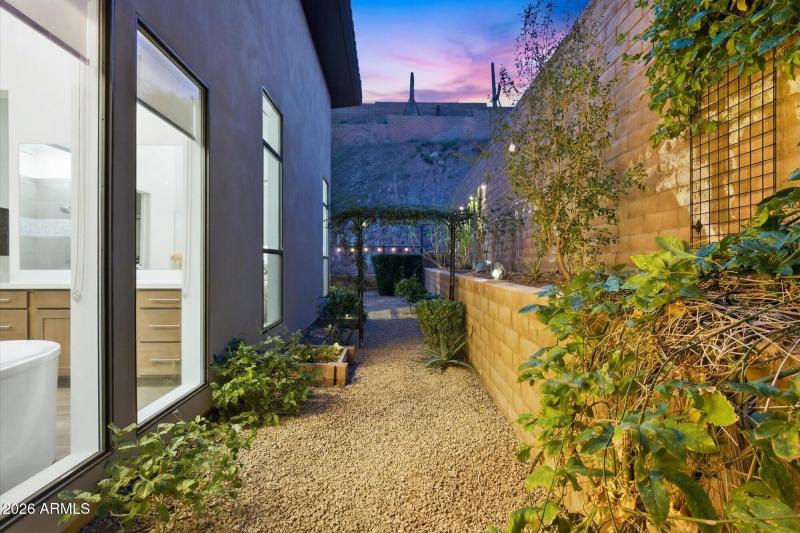 Private Side Garden Courtyard