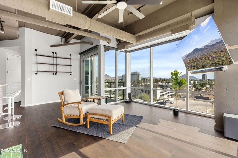 Great Rom + Camelback Mountain Views