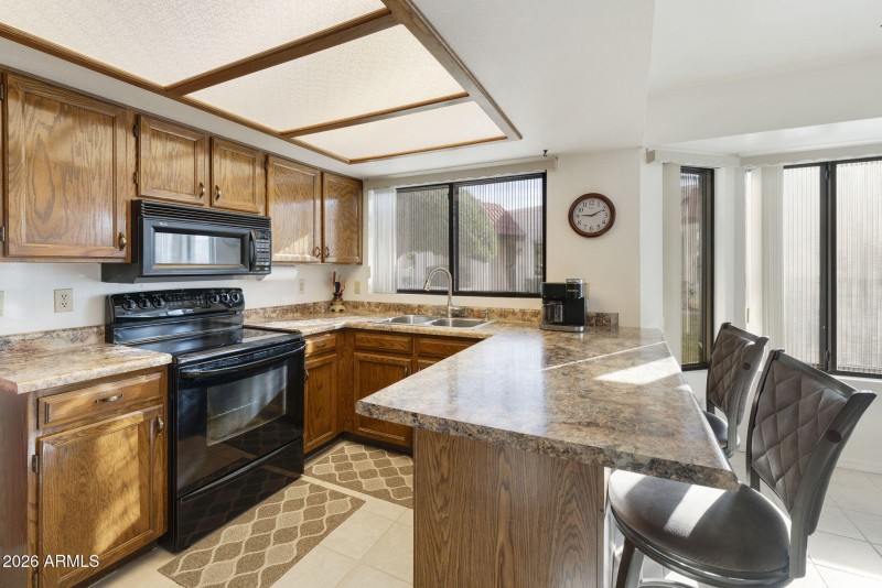 Kitchen – Range & Cabinetry