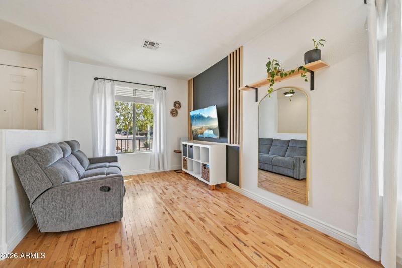 7-web-or-mls-N Vine Ave-S2102-007