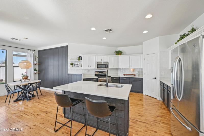 16-web-or-mls-N Vine Ave-S2102-016