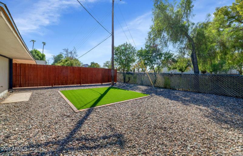 4821 E Sheridan St-large-009-016-4821 E