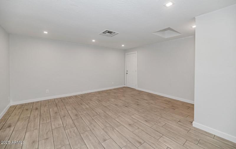 4821 E Sheridan St-large-015-028-4821 E