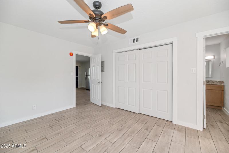 4821 E Sheridan St-large-033-021-4821 E