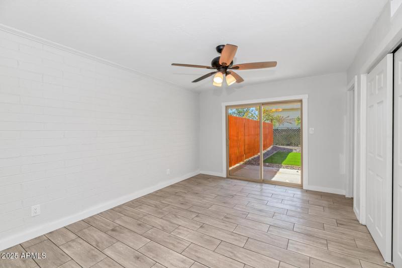 4821 E Sheridan St-large-043-007-4821 E